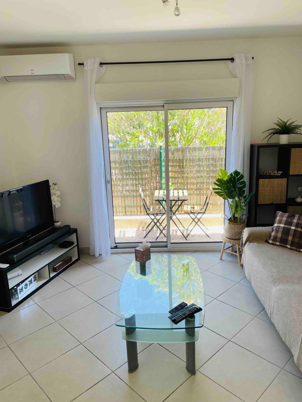 Apartment 2 Steps From Bergerie Beach!